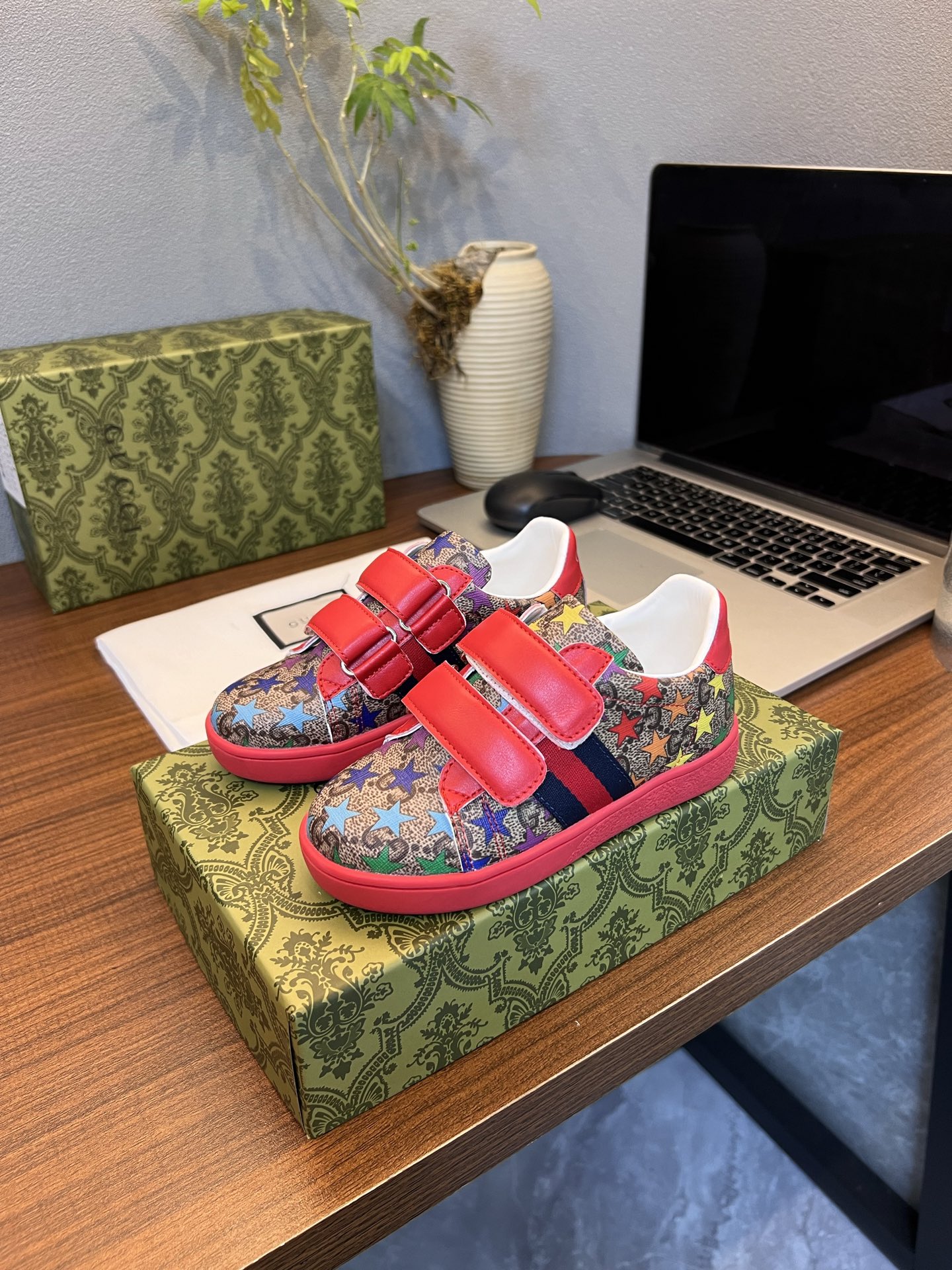 Children's shoes child